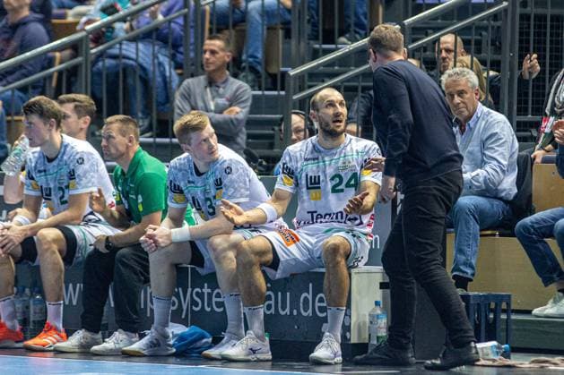 Marcel Schiller Frisch Auf Goeppingen, 24 is admonished on the bench by the official GER, HSG Wetzlar vs FRISCH AUF Goeppingen, Handball, 1 Bundesliga Men, Matchday 10, Season 2025 2026, 23 10 2025 GER, HSG Wetzlar vs FRISCH AUF Goeppingen, Handball, 1 Bundesliga Men, Matchday 10, Season 2025 2026, 23 10 2025 Wetzlar Copyright: xEibner-Pressefoto GerhardxWingenx EP_GWR