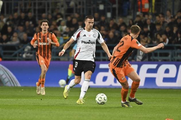 Arkadiusz Reca (LEG) and Mykola Matviienko (SHA) during match the UEFA Conference League between Shakhtar Donetsk vs Legia Warsaw at the Stadion Miejski in Cracov, Poland on October 23, 2025  Copyright: xMichalxDubiel IPAxSportx xipa-agency.netx xx IPA_66984094 IPA_Agency_IPA66984094