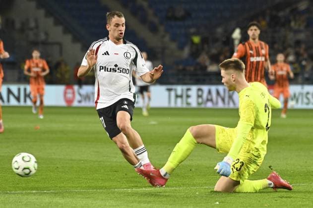 Kacper Chodyna (LEG) and Kiril Fesiun (SHA) during match the UEFA Conference League between Shakhtar Donetsk vs Legia Warsaw at the Stadion Miejski in Cracov, Poland on October 23, 2025  Copyright: xMichalxDubiel IPAxSportx xipa-agency.netx xx IPA_66984122 IPA_Agency_IPA66984122