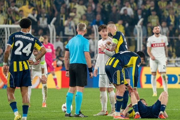 Angelo Stiller VfB Stuttgart, 06 , Milan Skriniar Fenerbahce Istanbul, 37 , TUR, Fenerbahce Istanbul vs VfB Stuttgart, Football, UEFA Europa League, Matchday 3, Season 2025 2026, 23 10 2025, TUR, Fenerbahce Istanbul vs VfB Stuttgart, Football, UEFA Europa League, Matchday 3, Season 2025 2026, 23 10 2025, Istanbul Copyright: xEibner-Pressefoto EdwardxCheungx EP_ECG