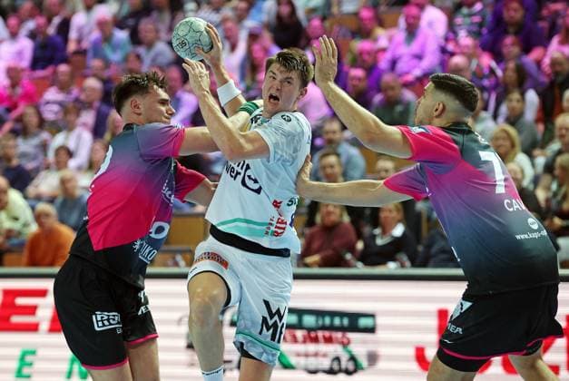 23 10 2025, xovx, Handball Daikin Handball Bundesliga, HSG Wetzlar FRISCH AUF Göppingen v l Josip Simic HSG Wetzlar , Oskar Sunnefeldt Frisch Auf Göppingen , Stefan Cavor HSG Wetzlar Wetzlar Buderus Arena Hessen Germany EN