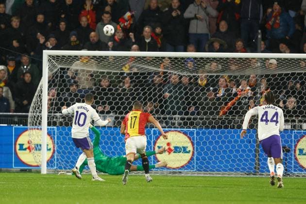 DEVENTER , 23-10-2025 , Stadium De Adelaarshorst , season 2025 2026 , UEFA Europa League League phase . match between Go Ahead Eagles and Aston Villa, Picture shows Aston Villa player Emiliano Buendia Stati misses a penalty Go Ahead Eagles - Aston Villa  x31654853x Copyright: