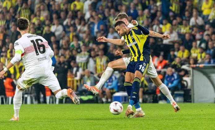 Istanbul , Europa League Fenerbahce Istanbul vs VfB Stuttgart , from left Atakan Karazor VfB Youssel En Nesyri Istanbul