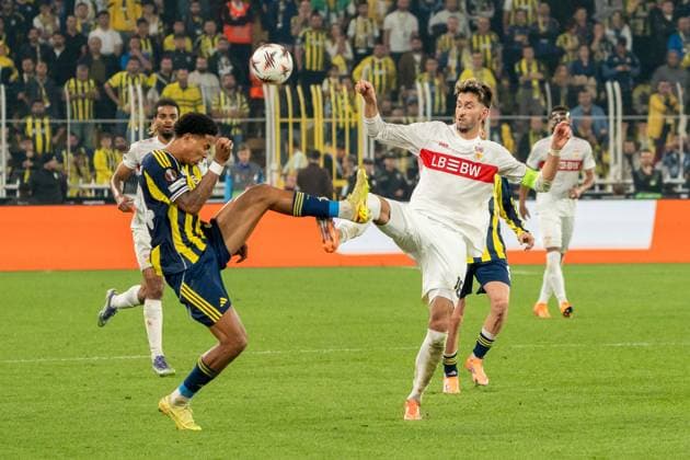 Atakan Karazor VfB Stuttgart, 16 , Action, TUR, Fenerbahce Istanbul vs VfB Stuttgart, Football, UEFA Europa League, Matchday 3, 2025 2026 season, 23 10 2025, TUR, Fenerbahce Istanbul vs VfB Stuttgart, Football, UEFA Europa League, Matchday 3, 2025 2026 season, 23 10 2025, Istanbul Copyright: xEibner-Pressefoto EdwardxCheungx EP_ECG