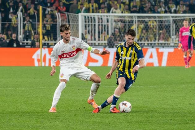Atakan Karazor VfB Stuttgart, 16 in duel with Ismail Yuksek Fenerbahce Istanbul, 05 , TUR, Fenerbahce Istanbul vs VfB Stuttgart, Football, UEFA Europa League, Matchday 3, 2025 2026 season, 23 10 2025, TUR, Fenerbahce Istanbul vs VfB Stuttgart, Football, UEFA Europa League, Matchday 3, 2025 2026 season, 23 10 2025, Istanbul Copyright: xEibner-Pressefoto EdwardxCheungx EP_ECG