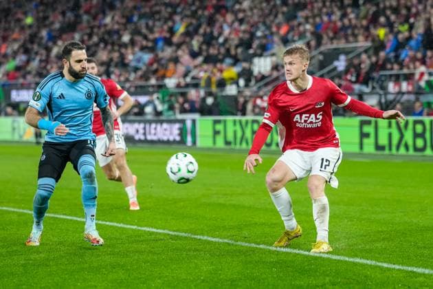 2025-10-23 AZ Alkmaar v Slovan Bratislava - UEFA Conference League 2025 26 League Phase MD2 ALKMAAR, NETHERLANDS - OCTOBER 23: Isak Jensen of AZ Alkmaar passes the ball during the UEFA Conference League 2025 26 League Phase MD2 match between AZ Alkmaar and Slovan Bratislava at AFAS Stadion on October 23, 2025 in Alkmaar, Netherlands. Alkmaar AFAS Stadion Netherlands Content not available for redistribution in The Netherlands directly or indirectly through any third parties. Copyright: xEdxvanxdexPolx
