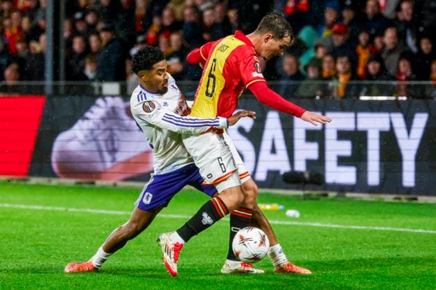 Calvin Twigt of Go Ahead Eagles and Ian Maatsen of Aston Villa FC battle for the ball Go Ahead Eagles v Aston Villa FC, UEFA Europa League 2025 26 League Phase MD3, Go Ahead Eagles v Aston Villa FC, Stadion De Adelaarshorst, October 23, 2025, Deventer, Netherlands.