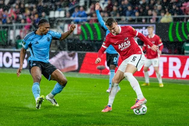 2025-10-23 AZ Alkmaar v Slovan Bratislava - UEFA Conference League 2025 26 League Phase MD2 ALKMAAR, NETHERLANDS - OCTOBER 23: Peer Koopmeiners of AZ Alkmaar runs with the ball during the UEFA Conference League 2025 26 League Phase MD2 match between AZ Alkmaar and Slovan Bratislava at AFAS Stadion on October 23, 2025 in Alkmaar, Netherlands. Alkmaar AFAS Stadion Netherlands Content not available for redistribution in The Netherlands directly or indirectly through any third parties. Copyright: xEdxvanxdexPolx