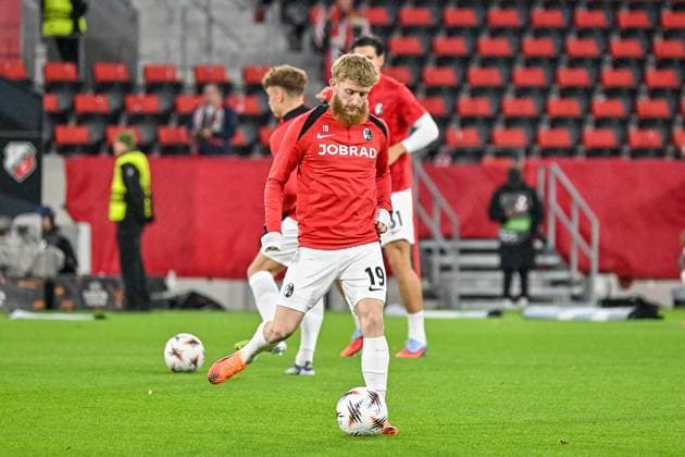 Niklas Beste SC Freiburg, 19 at Warm Up GER, SC Freiburg FC Utrecht, Football, Europa League, Matchday 3, Season 2025 2026, 23 10 2025 GER, SC Freiburg FC Utrecht, Football, Europa League, Matchday 3, Season 2025 2026, 23 10 2025 Freiburg Copyright: xEibner-Pressefoto ThomasxHessx EP_THS