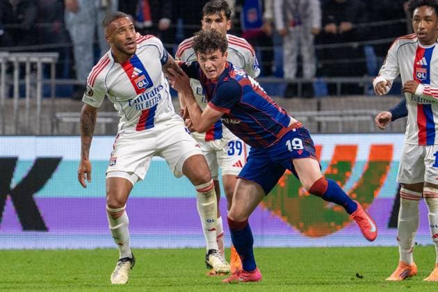 Lyon, France, October 23th 2025 Corentin Tolisso (8 Lyon) against Marin Soticek (19 Basel) during the Europa League football match between Olympique Lyon and FC Basel 1893 at OL Stadium in Lyon, France. Pascal von Büren (Pascal von Büren SPP) Copyright: xPascalxvonxBürenx xSPPx spp-en-PaVoBSp-PAVO_Lyon-21
