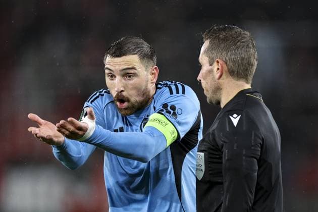 ALKMAAR (L-R) Guram Kashia of Slovan Bratislava protests after referee Tobias Stiele handled the ball during the UEFA Conference League match between AZ Alkmaar and Slovan Bratislava at the AFAS Stadium on October 23, 2025, in Alkmaar, Netherlands. ANP BART STOUTJESDIJK UEFA Conference League 2025-2026 xVIxANPxSportx xxANPxIVx 540078068 originalFilename: 540078068.jpg