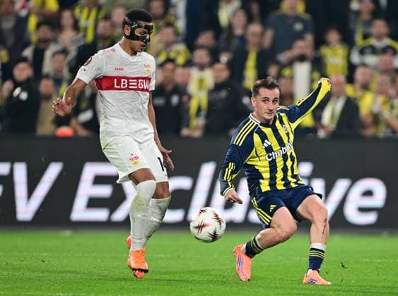 Fenerbahce v Stuttgart - UEFA Europa League ISTANBUL, TURKIYE - OCTOBER 23: Kerem Akturkoglu (R) of Fenerbahce in action against Luca Jasquez (L) of Stuttgart during the UEFA Europa League Week 3 match between Fenerbahce and Stuttgart at Chobani Stadium in Istanbul, Turkiye, on October 23, 2025. Oguz Yeter Anadolu Istanbul Turkey. Editorial use only. Please get in touch for any other usage.  Copyright: x2025xAnadoluxOÄüuzxYeterx