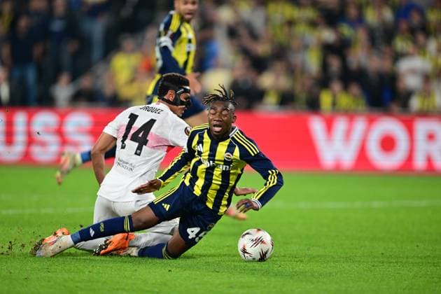 Fenerbahce v Stuttgart - UEFA Europa League ISTANBUL, TURKIYE - OCTOBER 23: Dorgeles Nene of Fenerbahce in action against Luca Jaquez (14) of Stuttgart during the UEFA Europa League Week 3 match between Fenerbahce and Stuttgart at Chobani Stadium in Istanbul, Turkiye, on October 23, 2025. Oguz Yeter Anadolu Istanbul Turkey. Editorial use only. Please get in touch for any other usage.  Copyright: x2025xAnadoluxOguzxYeterx