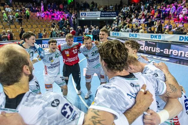Elias Newel Frisch Auf Goeppingen, 40 , Kristian Saeveras Frisch Auf Goeppingen, 12 , Ludvig Jurmala Astroem Frisch Auf Goeppingen, 25 , Martin Hanne Frisch Auf Goeppingen, 42 , Oskar Sunnefeldt Frisch Auf Goeppingen, 27 celebrate the victory GER, HSG Wetzlar vs FRISCH AUF Goeppingen, Handball, 1 Bundesliga Men, Matchday 10, Season 2025 2026, 23 10 2025 GER, HSG Wetzlar vs FRISCH AUF Goeppingen, Handball, 1 Bundesliga Men, Matchday 10, Season 2025 2026, 23 10 2025 Wetzlar Copyright: xEibner-Pressefoto GerhardxWingenx EP_GWR
