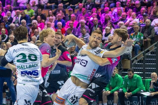 Ludvig Jurmala Astroem Frisch Auf Goeppingen, 25 vs Georg Loewen HSG Wetzlar, 33 GER, HSG Wetzlar vs FRISCH AUF Goeppingen, Handball, 1 Bundesliga Men, Matchday 10, Season 2025 2026, 23 10 2025 GER, HSG Wetzlar vs FRISCH AUF Goeppingen, Handball, 1 Bundesliga Men, Matchday 10, Season 2025 2026, 23 10 2025 Wetzlar Copyright: xEibner-Pressefoto GerhardxWingenx EP_GWR
