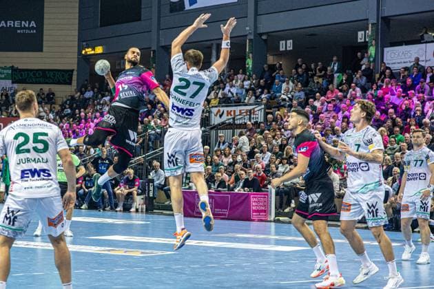 Philipp Ahouansou HSG Wetzlar, 19 on jump shot against Oskar Sunnefeldt Frisch Auf Goeppingen, 27 , David Schmidt Frisch Auf Goeppingen, 77 watches GER, HSG Wetzlar vs FRISCH AUF Goeppingen, Handball, 1 Bundesliga Men, Matchday 10, Season 2025 2026, 23 10 2025 GER, HSG Wetzlar vs FRISCH AUF Goeppingen, Handball, 1 Bundesliga Men, Matchday 10, Season 2025 2026, 23 10 2025 Wetzlar Copyright: xEibner-Pressefoto GerhardxWingenx EP_GWR