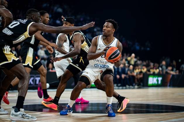 ASVEL - Dubaï à Decines Charpieu le 23 octobre 2025. Nicolas Liponne MAXPPP - Décines-Charpieu 23 10 2025 McKinley Wright IV lors du match de basket entre l ASVEL de Lyon Villeurbanne, et Dubaï Basketball, dans le cadre de la 6e journée de la Turkish Airlines Euroleague, à la LDLC Arena de Décines-Charpieu le 23 octobre 2025. Basketball game between ASVEL Lyon Villeurbanne and Dubai Basketball, as part of the sixth round of the Turkish Airlines Euroleague, at the LDLC Arena in Décines-Charpieu on October 23, 2025. Décines-Charpieu Auvergne-Rhône-Alpes FRANCE  Copyright: xMAXPPPxNicolasxLiponnex NLP202510237014 NLP202510237014