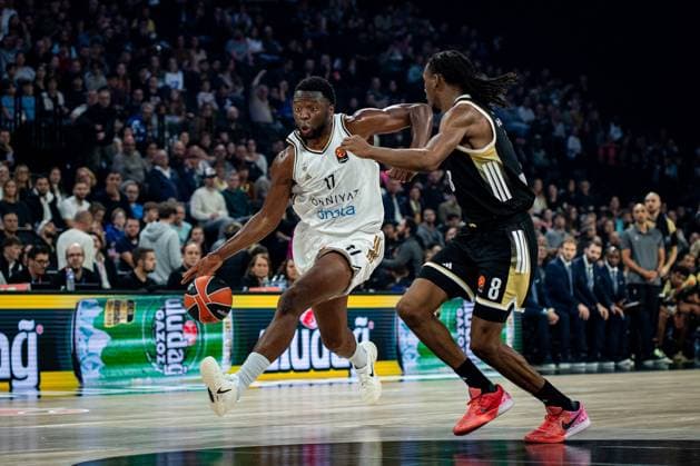 ASVEL - Dubaï à Decines Charpieu le 23 octobre 2025. Nicolas Liponne MAXPPP - Décines-Charpieu 23 10 2025 MFiondu Kabengele et Melvin Ajinça lors du match de basket entre l ASVEL de Lyon Villeurbanne, et Dubaï Basketball, dans le cadre de la 6e journée de la Turkish Airlines Euroleague, à la LDLC Arena de Décines-Charpieu le 23 octobre 2025. Basketball game between ASVEL Lyon Villeurbanne and Dubai Basketball, as part of the sixth round of the Turkish Airlines Euroleague, at the LDLC Arena in Décines-Charpieu on October 23, 2025. Décines-Charpieu Auvergne-Rhône-Alpes FRANCE  Copyright: xMAXPPPxNicolasxLiponnex NLP202510237018 NLP202510237018
