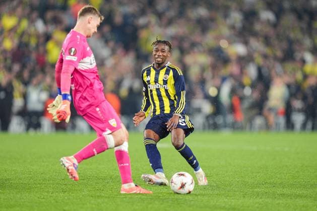 Fenerbahce v Stuttgart - UEFA Europa League ISTANBUL, TURKIYE - OCTOBER 23: Dorgeles Nene (E) of Fenerbahce in action against goalkeeper Alexander Nubel (L) of Stuttgart during the UEFA Europa League Week 3 match between Fenerbahce and Stuttgart at Chobani Stadium in Istanbul, Turkiye, on October 23, 2025. Cemal Yurttas Anadolu Istanbul Turkey. Editorial use only. Please get in touch for any other usage.  Copyright: x2025xAnadoluxCemalxYurttaÅüx