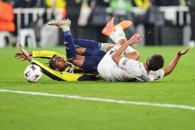 Fenerbahce v Stuttgart - UEFA Europa League ISTANBUL, TURKIYE - OCTOBER 23: Dorgeles Nene (L) of Fenerbahce in action against Luca Jaquez (R) of Stuttgart during the UEFA Europa League Week 3 match between Fenerbahce and Stuttgart at Chobani Stadium in Istanbul, Turkiye, on October 23, 2025. Cemal Yurttas Anadolu Istanbul Turkey. Editorial use only. Please get in touch for any other usage.  Copyright: x2025xAnadoluxCemalxYurttaÅüx