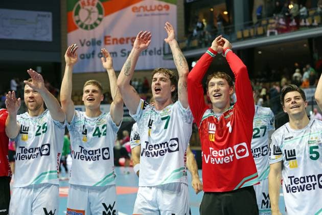 23 10 2025, xovx, Handball Daikin Handball Bundesliga, HSG Wetzlar FRISCH AUF Göppingen The players of Frisch Auf Göppingen celebrate the 28 26 victory in Wetzlar Wetzlar Buderus Arena Hessen Germany EN