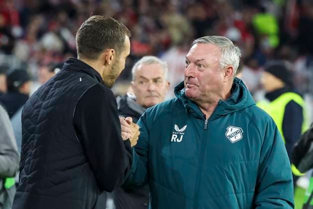 Julian Schuster SC Freiburg, coach and Ron Jans FC Utrecht, coach before kick-off , Germany, UEFA Europa League, Matchday 3, 2025 2026, SC Freiburg vs FC Utrecht, 23 10 2025, Stadion am Wolfswinkel, Freiburg, Germany Freiburg Stadion am Wolfswinkel Baden Württemberg Germany Copyright: xGrantxHubbsx