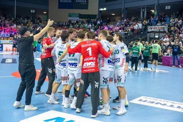 Frisch Auf Goeppingen players make a players grape after the win, Ludvig Hallbaeck Frisch Auf Goeppingen, 20 , Julian Buchele Frisch Auf Goeppingen, 01 , Kristian Saeveras Frisch Auf Goeppingen, 12 GER, HSG Wetzlar vs FRISCH AUF Goeppingen, Handball, 1 Bundesliga Men, Matchday 10, Season 2025 2026, 23 10 2025 GER, HSG Wetzlar vs FRISCH AUF Goeppingen, Handball, 1 Bundesliga Men, Matchday 10, Season 2025 2026, 23 10 2025 Wetzlar Copyright: xEibner-Pressefoto GerhardxWingenx EP_GWR