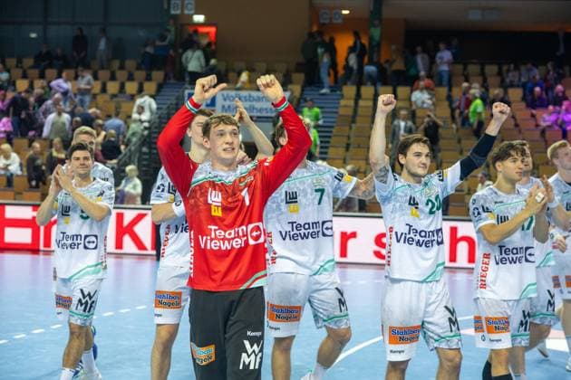 Julian Buchele Frisch Auf Goeppingen, 01 , Ludvig Hallbaeck Frisch Auf Goeppingen, 20 thank the fans GER, HSG Wetzlar vs FRISCH AUF Goeppingen, Handball, 1 Bundesliga Men, Matchday 10, Season 2025 2026, 23 10 2025 GER, HSG Wetzlar vs FRISCH AUF Goeppingen, Handball, 1 Bundesliga Men, Matchday 10, Season 2025 2026, 23 10 2025 Wetzlar Copyright: xEibner-Pressefoto GerhardxWingenx EP_GWR