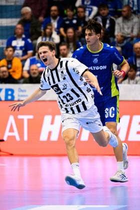 Gummersbach HBL 25 26 VfL Gummersbach THW Kiel Rune Dahmke THW Kiel , Julian Köster Koester Gummersbach Gummersbach Schwalbe Arena Germany