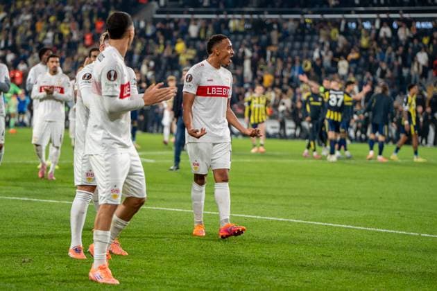 Jamie Leweling VfB Stuttgart, 18 shows provocative gesture towards the home block, TUR, Fenerbahce Istanbul vs VfB Stuttgart, Football, UEFA Europa League, Matchday 3, 2025 2026 season, 23 10 2025, TUR, Fenerbahce Istanbul vs VfB Stuttgart, Football, UEFA Europa League, Matchday 3, 2025 2026 season, 23 10 2025, Istanbul Copyright: xEibner-Pressefoto EdwardxCheungx EP_ECG
