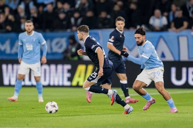 251023 Moris Valincic of Dinamo Zagreb and Sead Haksabanovic of Malmö FF during the UEFA Europa League football match between Malmö FF and Dinamo Zagreb on October 23, 2025 in Malmö Photo Petter Arvidson BILDBYRAN kod PA PA1100 fotboll football soccer fotball uefa europa league europa league malmö ff dinamo zagreb gnk dinamo zagreb bbeng bbauto  Copyright: PETTERxARVIDSON BB251023PA072