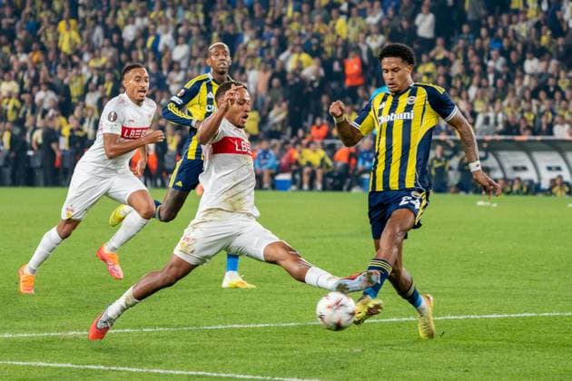 Nikolas Nartey VfB Stuttgart, 28 and Jayden Oosterwolde Fenerbahce Istanbul, 24 in duel, TUR, Fenerbahce Istanbul vs VfB Stuttgart, Football, UEFA Europa League, Matchday 3, 2025 2026 season, 23 10 2025, TUR, Fenerbahce Istanbul vs VfB Stuttgart, Football, UEFA Europa League, Matchday 3, 2025 2026 season, 23 10 2025, Istanbul Copyright: xEibner-Pressefoto EdwardxCheungx EP_ECG