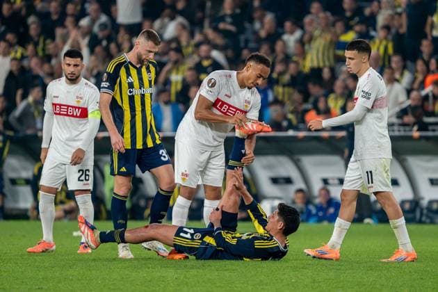 Jamie Leweling VfB Stuttgart, 18 helps Edson Alvarez Fenerbahce Istanbul, 11 , who struggles at the end of the match, TUR, Fenerbahce Istanbul vs VfB Stuttgart, Football, UEFA Europa League, Matchday 3, 2025 2026 season, 23 10 2025, TUR, Fenerbahce Istanbul vs VfB Stuttgart, Football, UEFA Europa League, Matchday 3, 2025 2026 season, 23 10 2025, Istanbul Copyright: xEibner-Pressefoto EdwardxCheungx EP_ECG
