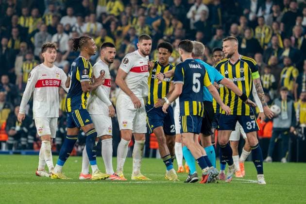 Angelo Stiller VfB Stuttgart, 06 , Deniz Undav VfB Stuttgart, 26 and Jeff Chabot VfB Stuttgart, 24 are involved in a scuffle, TUR, Fenerbahce Istanbul vs VfB Stuttgart, Football, UEFA Europa League, Matchday 3, 2025 2026 season, 23 10 2025, TUR, Fenerbahce Istanbul vs VfB Stuttgart, Football, UEFA Europa League, Matchday 3, 2025 2026 season, 23 10 2025, Istanbul Copyright: xEibner-Pressefoto EdwardxCheungx EP_ECG