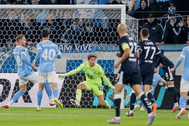 251023 Goalkeeper Melker Ellborg of Malmö FF during the UEFA Europa League football match between Malmö FF and Dinamo Zagreb on October 23, 2025 in Malmö Photo Petter Arvidson BILDBYRAN kod PA PA1100 fotboll, football, soccer, fotball,uefa europa league, europa le  Copyright: PETTERxARVIDSON BB251023PA076