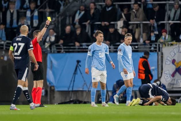 251023 Kenan Busuladzic of Malmö FF receives a yellow card during the UEFA Europa League football match between Malmö FF and Dinamo Zagreb on October 23, 2025 in Malmö Photo Petter Arvidson BILDBYRAN kod PA PA1100 fotboll football soccer fotball uefa europa league europa league malmö ff dinamo zagreb gnk dinamo zagreb bbeng bbauto  Copyright: PETTERxARVIDSON BB251023PA079