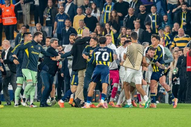 Scuffle between the two teams after the end of the match, Jeff Chabot VfB Stuttgart, 24 must be pulled back by teammates, TUR, Fenerbahce Istanbul vs VfB Stuttgart, Football, UEFA Europa League, Matchday 3, 2025 2026 season, 23 10 2025, TUR, Fenerbahce Istanbul vs VfB Stuttgart, Football, UEFA Europa League, Matchday 3, 2025 2026 season, 23 10 2025, Istanbul Copyright: xEibner-Pressefoto EdwardxCheungx EP_ECG