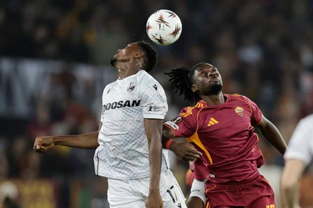UEFA Europa League AS Roma vs FC Viktoria Plzen Viktoria Plzen s Nigerian forward Rafiu Durosinmi challenges for the ball with Roma™s French midfielder Manu Kone during UEFA Europa League first round day 3 football match AS Roma vs FC Viktoria Plzen at the Olimpic Stadium in Rome, on October 23, 2025. _BPH3059 Copyright: xAntonioxBalascox