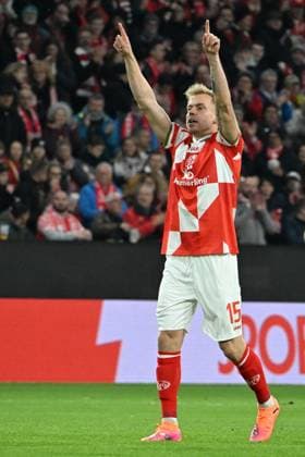 23 10 2025, xsltx, Football UEFA Conference League, FSV Mainz 05 HSK Zrinjski Mostar v l Lennard Maloney FSV Mainz 05 gives instructions, gesticulates, gesticulate with arms gives instructions, gesticulate DFL DFB REGULATIONS PROHIBIT ANY USE OF PHOTOGRAPHS as IMAGE SEQUENCES and or QUASI VIDEO Mainz