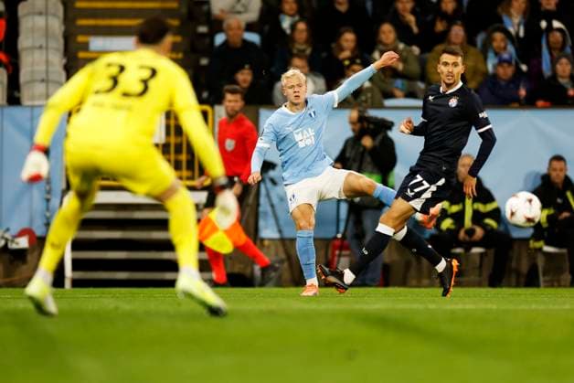 MALMÖ, SWEDEN 20251023 Malmö s Otto Rosengren against Dinamo Zagreb s Dejan Ljubicic in front of Malmö s goalkeeper Melker Ellborg during the Europa League football match between Malmö FF and GNK Dinamo Zagreb at Eleda Stadion Nya Malmö Stadion , Sweden, 23 October 2025 MALMÖ SWEDEN x10600x  Copyright: xAndreasxHillergren TTx EUROPE LEAGUE MALMÖ-GNK DINAMO ZAGREB