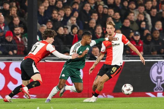 2025-10-23 Feyenoord v Panathinaikos - UEFA Europa League, League phase, MD3 ROTTERDAM, NETHERLANDS - OCTOBER 23: Tete of Panathinaikos is challenged by Jordan Bos of Feyenoord, Luciano Valente of Feyenoord during the UEFA Europa League, League phase, MD3 match between Feyenoord and Panathinaikos at Stadion Feijenoord on October 23, 2025 in Rotterdam, Netherlands. Rotterdam Stadion Feijenoord Netherlands Content not available for redistribution in The Netherlands directly or indirectly through any third parties. Copyright: xHansxvanxderxValkx
