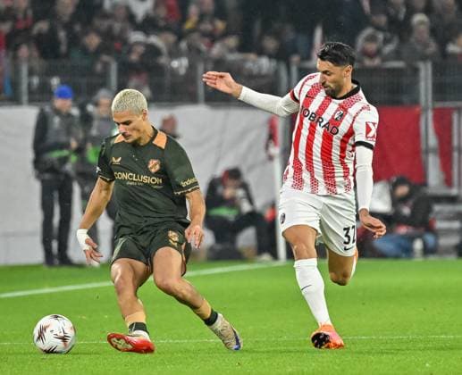 Can Bozdogan FC Utrecht, 08 on the ball in front of Vincenzo Grifo SC Freiburg, 32 GER, SC Freiburg FC Utrecht, Football, Europa League, Matchday 3, Season 2025 2026, 23 10 2025 GER, SC Freiburg FC Utrecht, Football, Europa League, Matchday 3, Season 2025 2026, 23 10 2025 Freiburg Copyright: xEibner-Pressefoto ThomasxHessx EP_THS
