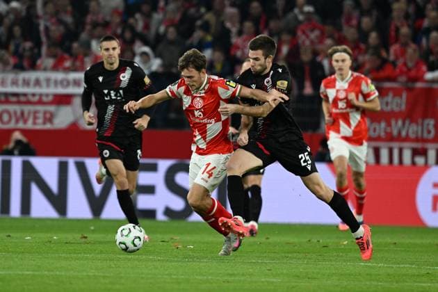 23 10 2025, xsltx, Football UEFA Conference League, FSV Mainz 05 HSK Zrinjski Mostar v l Wiliam Boving FSV Mainz 05 Mario Cuze HSK Zrinjski Mostar Zweikampf, Aktion, action, battle for the ball DFL DFB REGULATIONS PROHIBIT ANY USE OF PHOTOGRAPHS as IMAGE SEQUENCES and or QUASI VIDEO Mainz