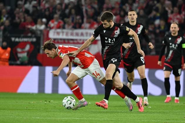 23 10 2025, xsltx, Football UEFA Conference League, FSV Mainz 05 HSK Zrinjski Mostar v l Wiliam Boving FSV Mainz 05 Mario Cuze HSK Zrinjski Mostar Zweikampf, Aktion, action, battle for the ball DFL DFB REGULATIONS PROHIBIT ANY USE OF PHOTOGRAPHS as IMAGE SEQUENCES and or QUASI VIDEO Mainz