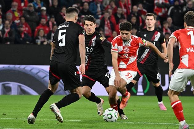 23 10 2025, xsltx, Football UEFA Conference League, FSV Mainz 05 HSK Zrinjski Mostar v l Ilija Masic HSK Zrinjski Mostar Ben Bobzien FSV Mainz 05 Zweikampf, Aktion, action, battle for the ball DFL DFB REGULATIONS PROHIBIT ANY USE OF PHOTOGRAPHS as IMAGE SEQUENCES and or QUASI VIDEO Mainz