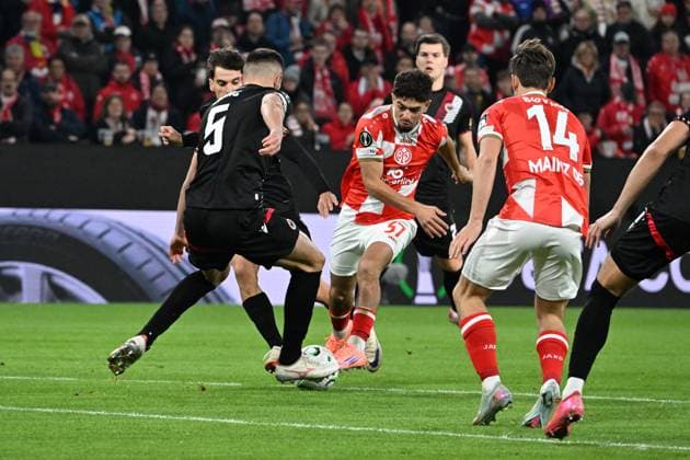 23 10 2025, xsltx, Football UEFA Conference League, FSV Mainz 05 HSK Zrinjski Mostar v l Ilija Masic HSK Zrinjski Mostar Ben Bobzien FSV Mainz 05 Zweikampf, Aktion, action, battle for the ball DFL DFB REGULATIONS PROHIBIT ANY USE OF PHOTOGRAPHS as IMAGE SEQUENCES and or QUASI VIDEO Mainz
