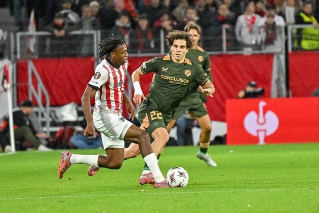 Johan Manzambi SC Freiburg, 44 on the ball, Miguel Rodriguez FC Utrecht, 22 GER, SC Freiburg FC Utrecht, Football, Europa League, Matchday 3, Season 2025 2026, 23 10 2025 GER, SC Freiburg FC Utrecht, Football, Europa League, Matchday 3, Season 2025 2026, 23 10 2025 Freiburg Copyright: xEibner-Pressefoto ThomasxHessx EP_THS