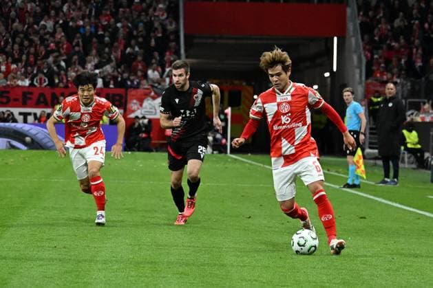 23 10 2025, xsltx, Football UEFA Conference League, FSV Mainz 05 HSK Zrinjski Mostar v l Sota Kawasaki FSV Mainz 05 Mario Cuze HSK Zrinjski Mostar Kaishu Sano FSV Mainz 05 Zweikampf, Aktion, action, battle for the ball DFL DFB REGULATIONS PROHIBIT ANY USE OF PHOTOGRAPHS as IMAGE SEQUENCES and or QUASI VIDEO Mainz