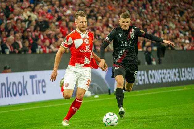 GER, Mainz, Soccer, UEFA Conference League, Matchday 2, FSV Mainz 05 vs HSK Zrinjski Mostar pictured from l Silvan Dominic Widmer FSV Mainz 05 30 , Slobodan Jakovljevic HSK Zrinjski Mostar 27 , duel 23 10 2025, MEWA Arena Mainz UEFA REGULATIONS PROHIBIT ANY USE OF PHOTOGRAPHS AS IMAGE SEQUENCES AND OR QUASI VIDEO, Copyright: HMBxMedia PaulxFritz