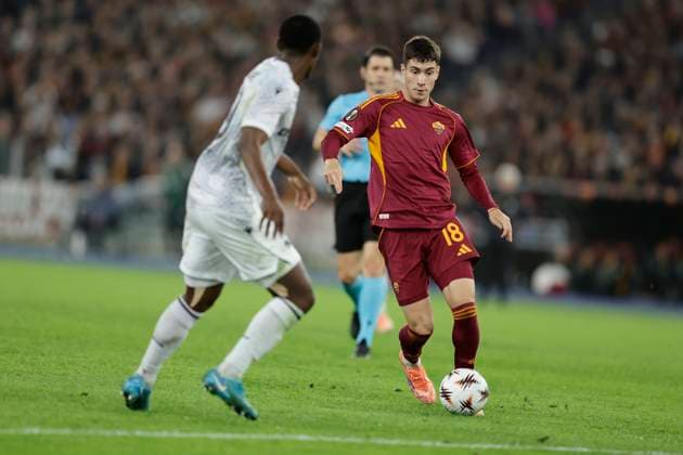 UEFA Europa League AS Roma vs FC Viktoria Plzen Roma™s Argentinian forward Matias Soule controls the ball during UEFA Europa League first round day 3 football match AS Roma vs FC Viktoria Plzen at the Olimpic Stadium in Rome, on October 23, 2025. _BPH3504 Copyright: xAntonioxBalascox